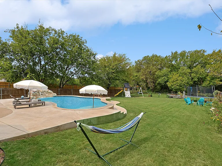 111 Creekview Dr W — Photo 39