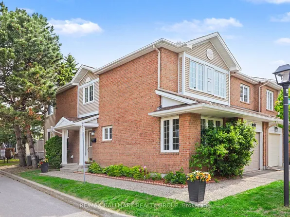 27 Sandcliffe Ter, Ottawa, ON K2G 5Y2