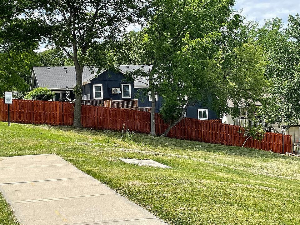 2nd image of 2512 SE 7th St Ter