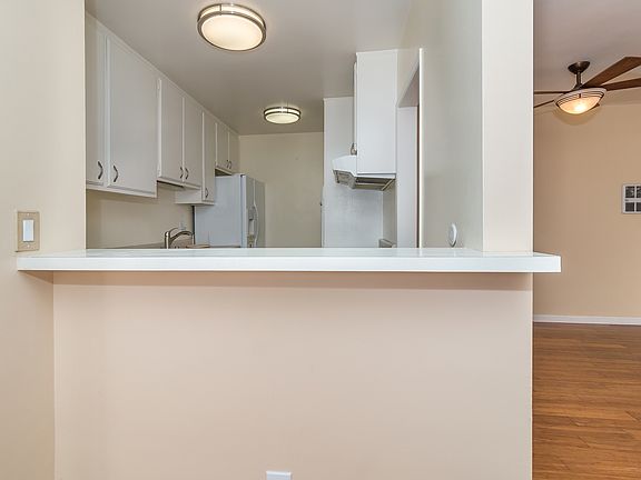 3rd image of 5674 Windsor Way Unit 102
