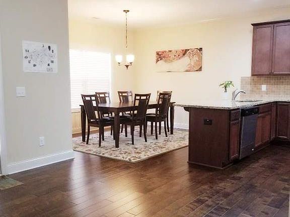 2nd image of 1427 Squire Hill Ln