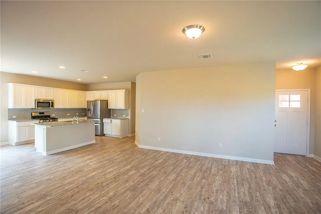 4 bed, 2.0 bath, 1706 sqft, $2,100 — Photo 3