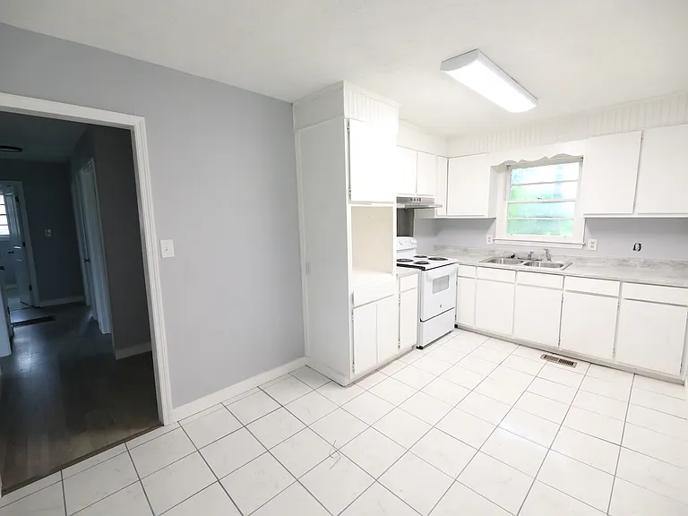 810 King Circle Dr — Photo 3