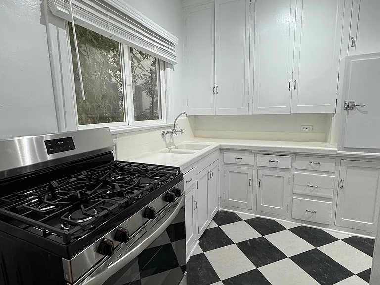 1949 N Vermont Ave #4 — Photo 2