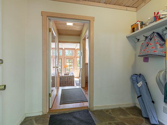 3rd image of 1385 Woodland Way