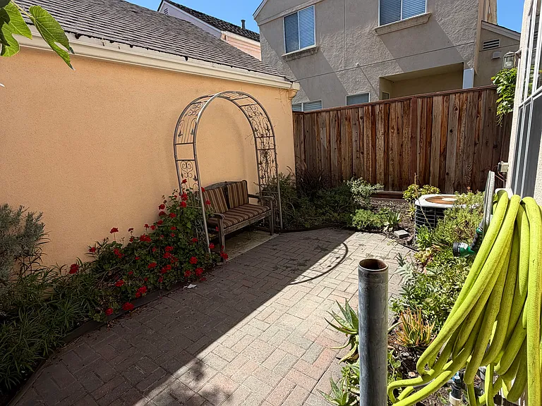 121 Beacon St — Photo 2