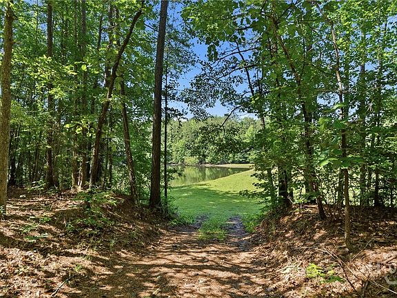 3rd image of 460 SE Honey Creek