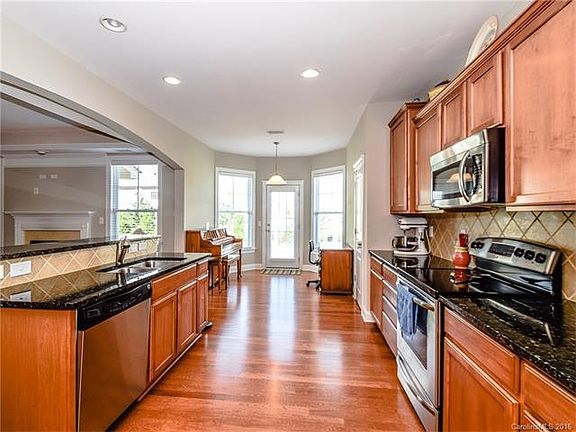 5th image of 139 Rainberry Dr