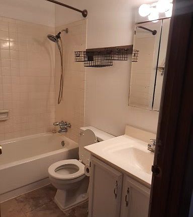 2nd image of 2505 Regent Ct