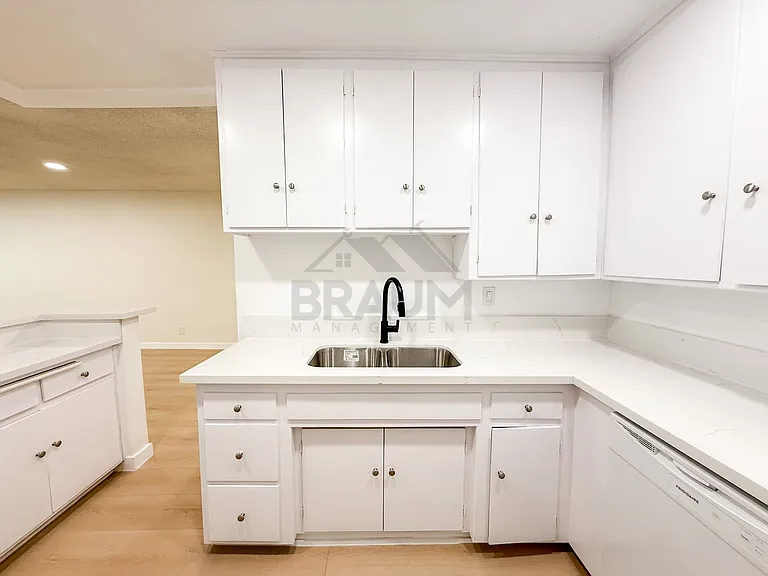 6041 WHITSETT — Photo 15