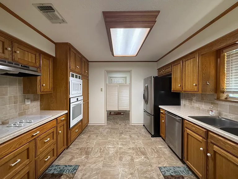 8707 Sandstone Dr — Photo 10