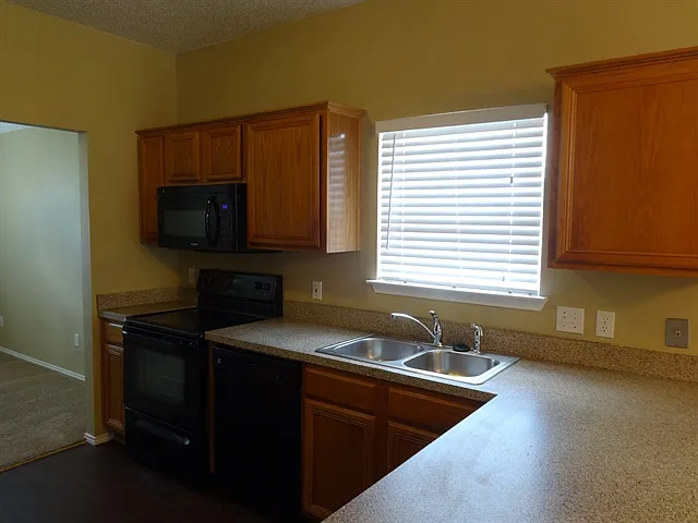 4 bed, 2.5 bath, 2452 sqft, $2,700 — Photo 2