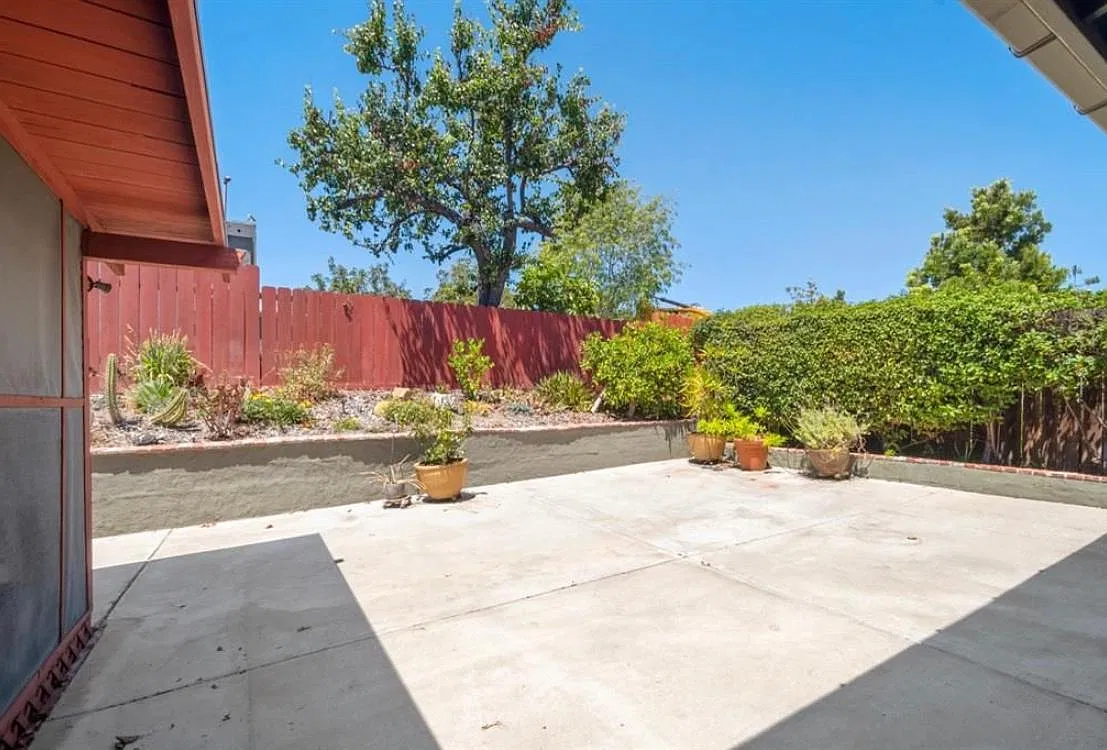 5296 Manhasset Dr — Photo 2