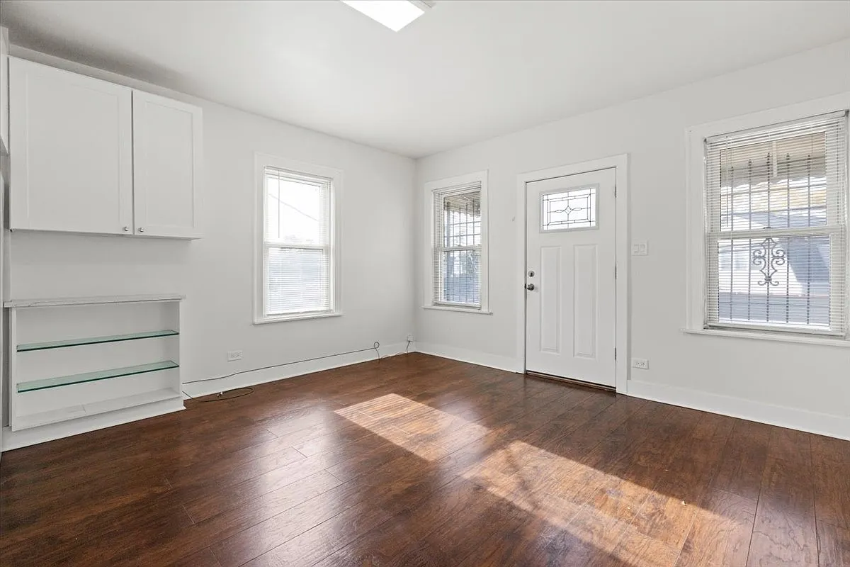 Building Photo - 5742 N Milwaukee Ave #2A