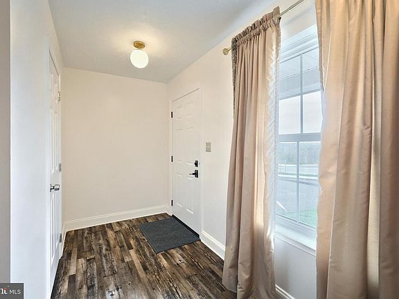4th image of 204 Country Ridge Dr