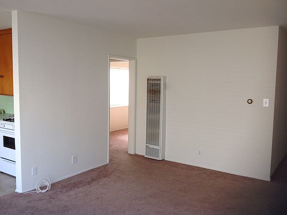 2nd image of 819 E 4th St APT 17