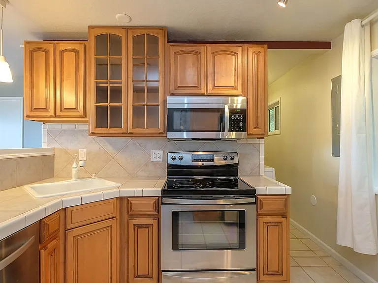 3425 SW Barbur Blvd #12 — Photo 7
