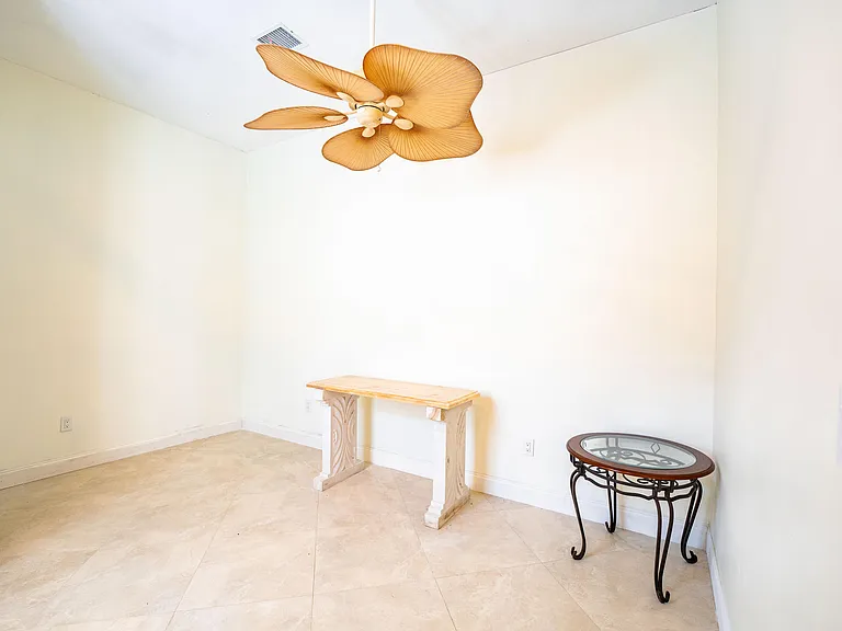 1325 N Mangonia Dr — Photo 10