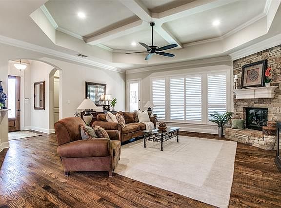 3rd image of 124 Windcrest Dr