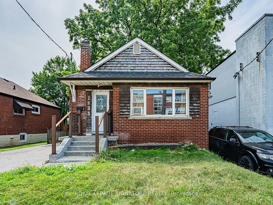 2935 Saint Clair Ave E