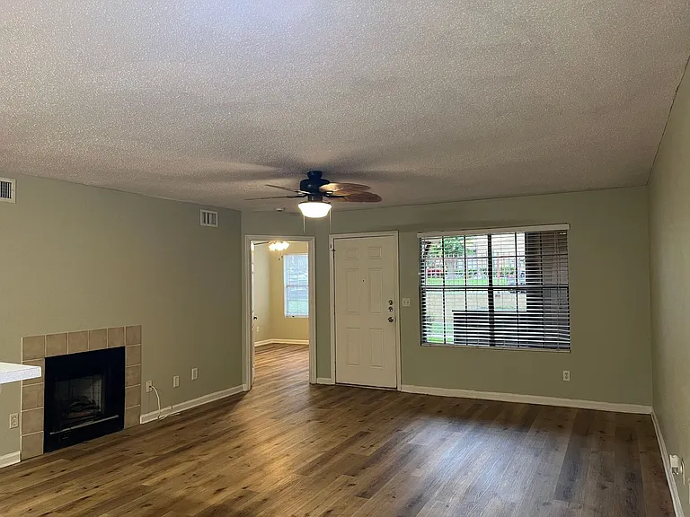 355 Lakepointe Dr #102 — Photo 5