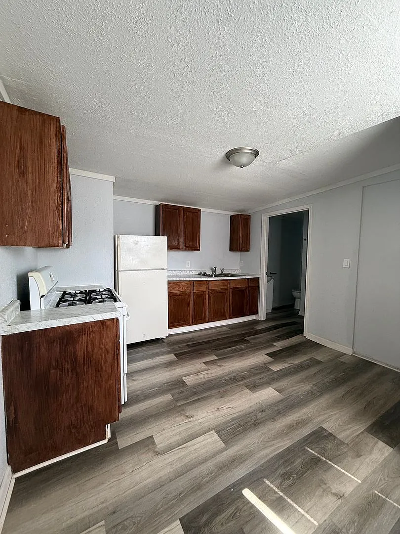 Cozy & Updated 1 Bedroom | 1 Bathroom Efficiency Apartment — Photo 4