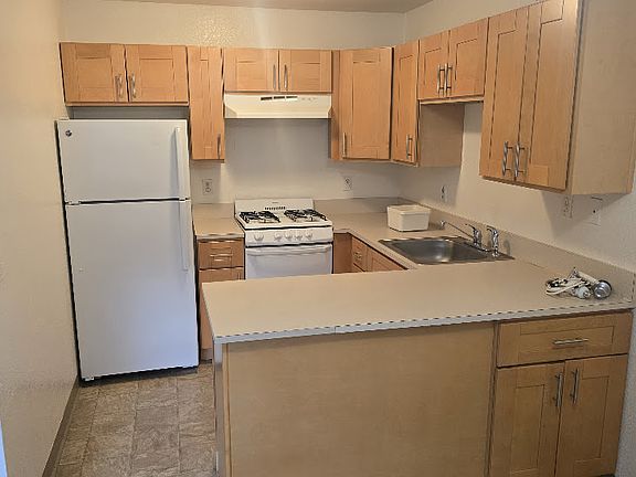 Kitchen. Refrigerator, oven/stove & dishwasher