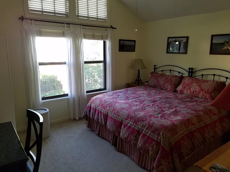 Guest bedroom w king size bed.