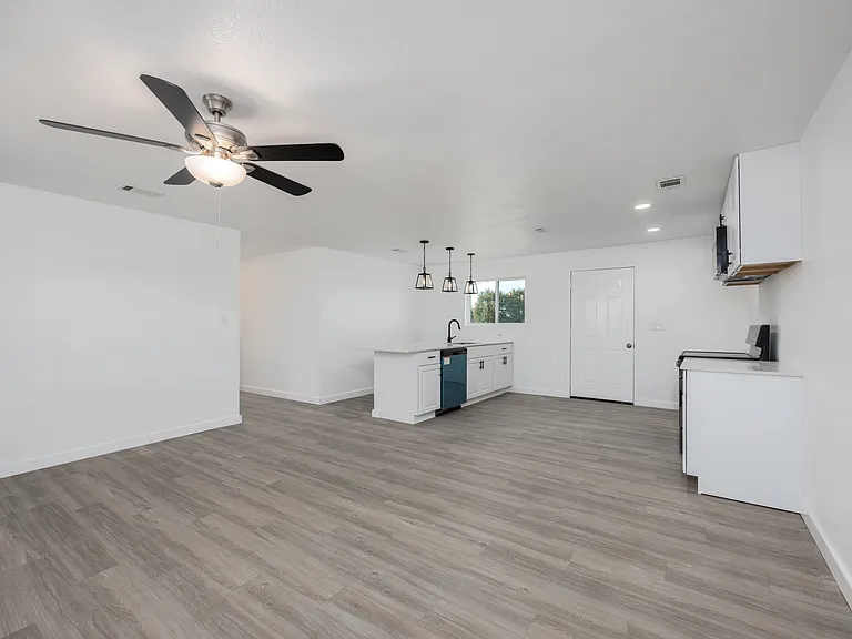 147 Western Lake Dr — Photo 1