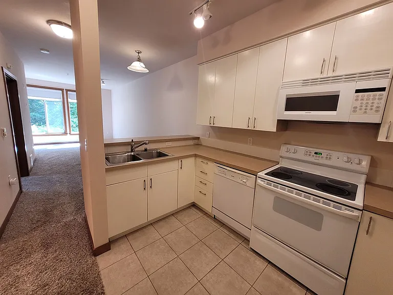 910 Gladstone St #110 — Photo 7