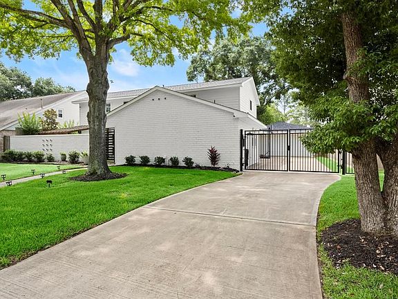 3rd image of 10607 Holly Springs Dr