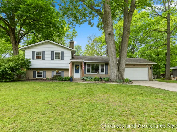 8145 Amelia Dr, Jenison, MI 49428