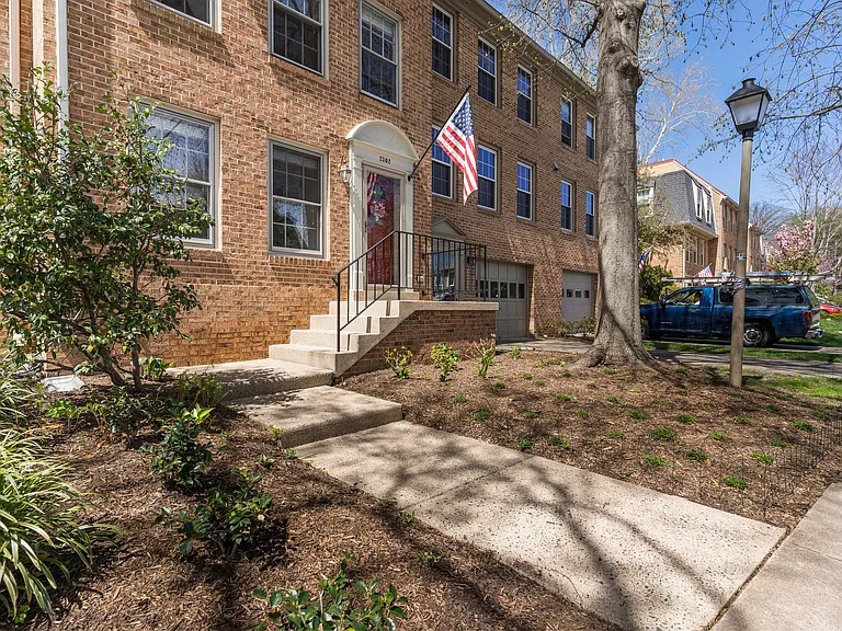 2302 Sanford St — Photo 95