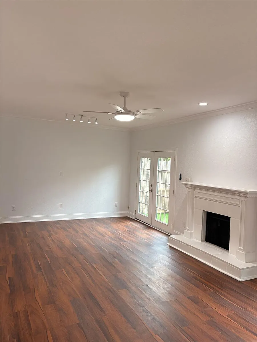 Building Photo - 2100 Tanglewilde St #203