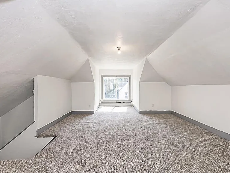 275 E York St — Photo 21