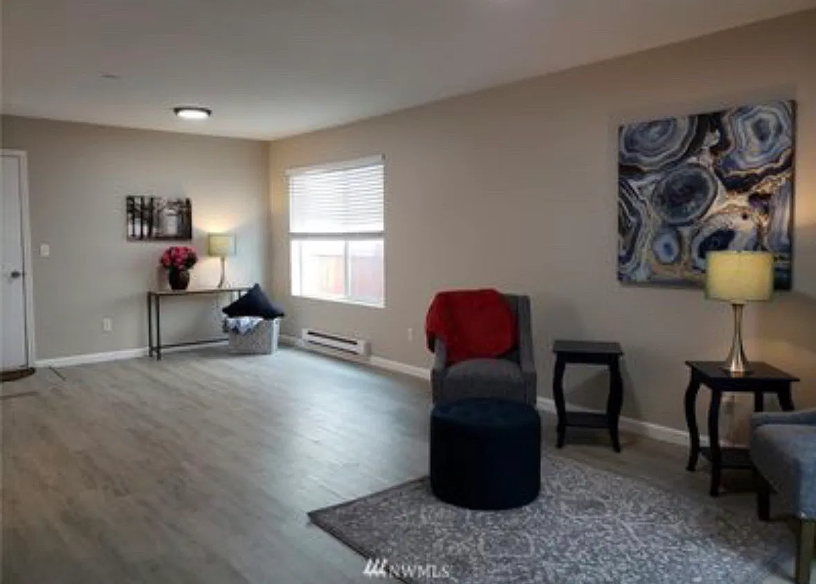 3 bed, 1348 sqft, $2,600 — Photo 2