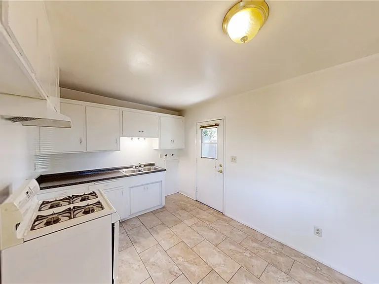 947 Park Ave — Photo 3