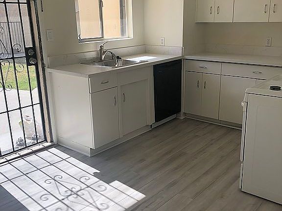 3rd image of 12054 Moorpark St #7