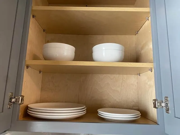 Dinnerware set: plates, bowls & mugs for everyday dining