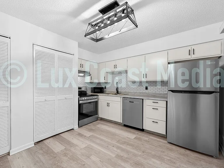 Canterbury Place Apartments — Photo 30