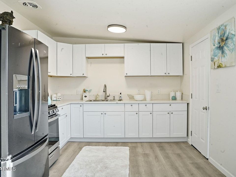 1st image of 427 W GREENWICH Road