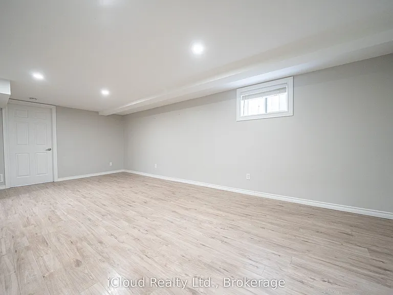 328 Wilson Rd S #LOWER — Photo 4
