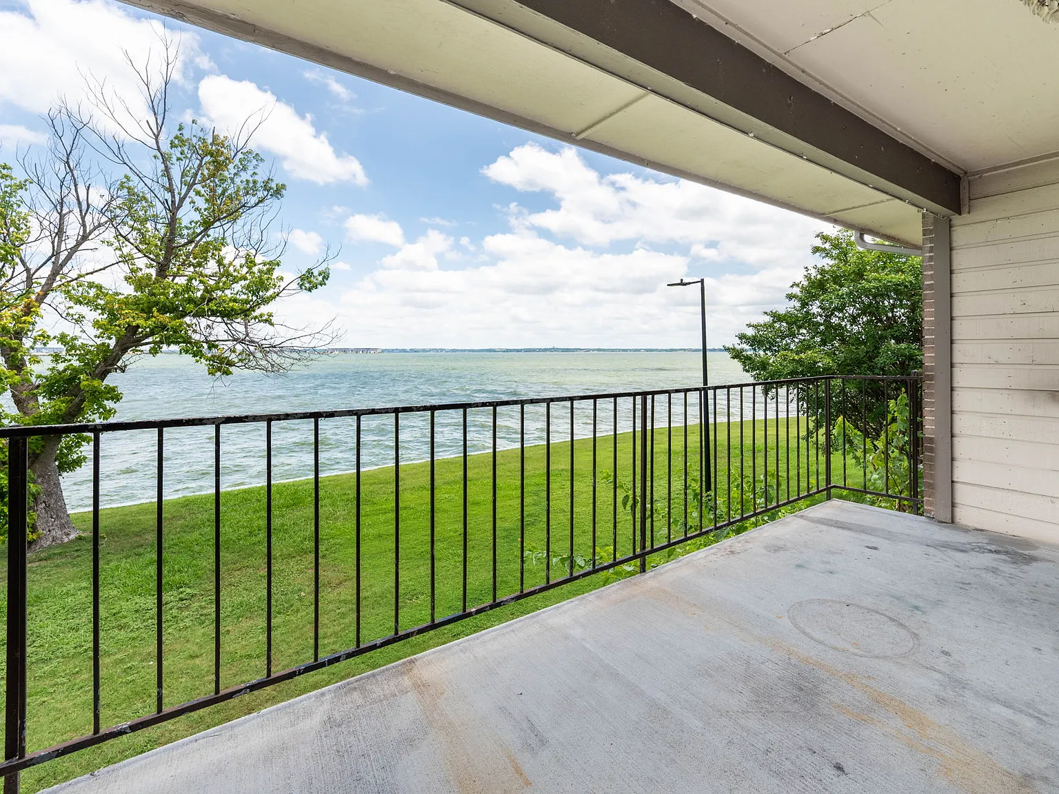 2 bed, 943 sqft, $1,900 — Photo 2