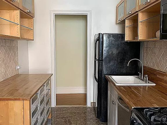 3rd image of 4410 Cayuga Ave APT 6G