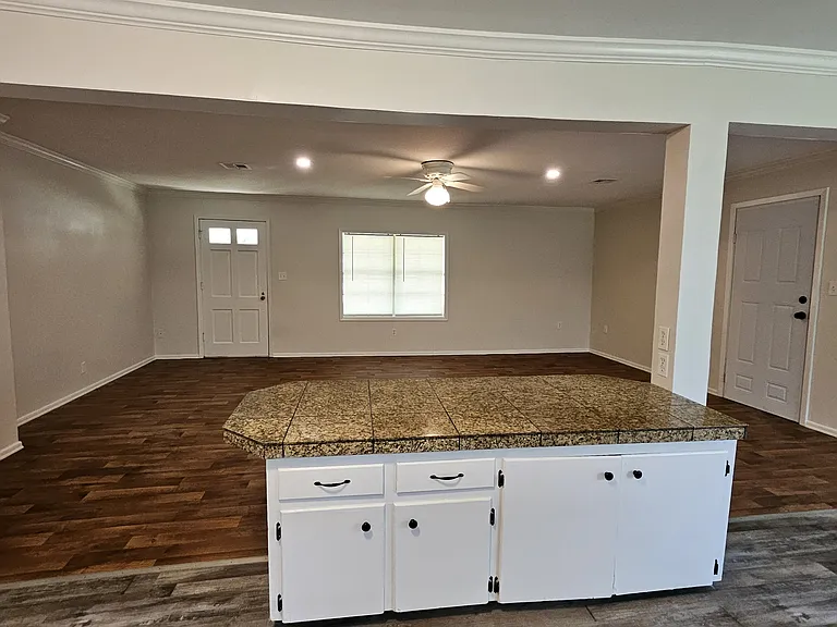 1522 Peach Tree Ln — Photo 7