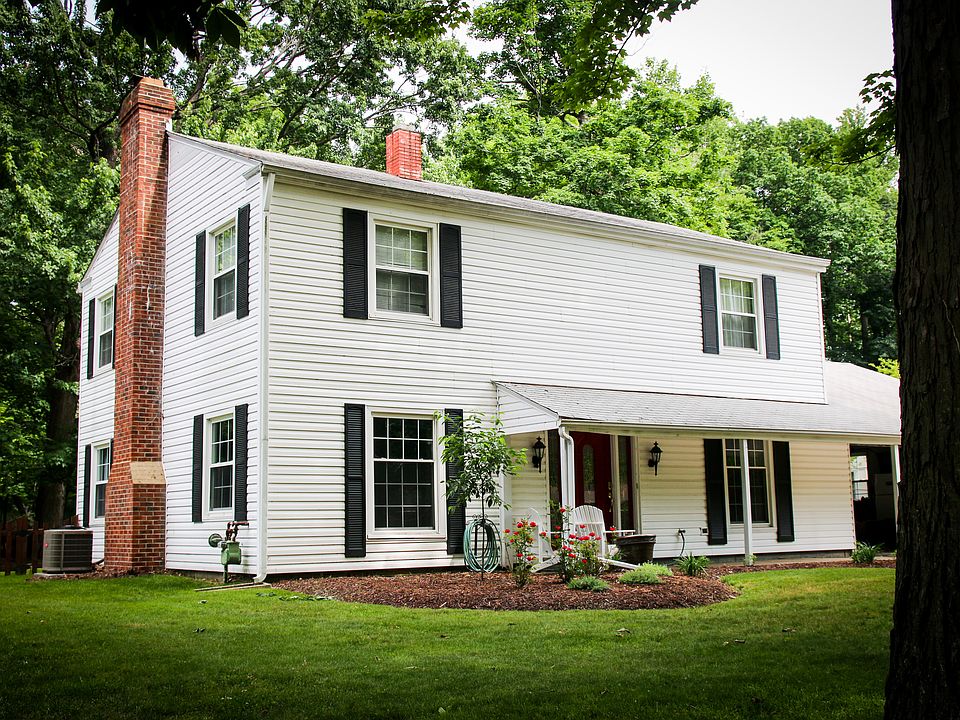 .5 acre, quiet neighborhood!