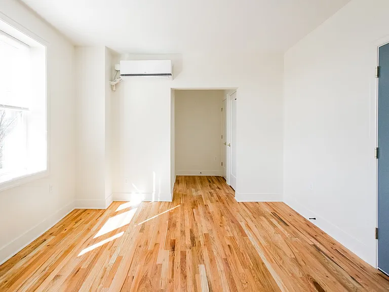 Sterling Apartments — Photo 15