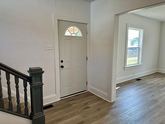 3rd image of 211 S Oak St