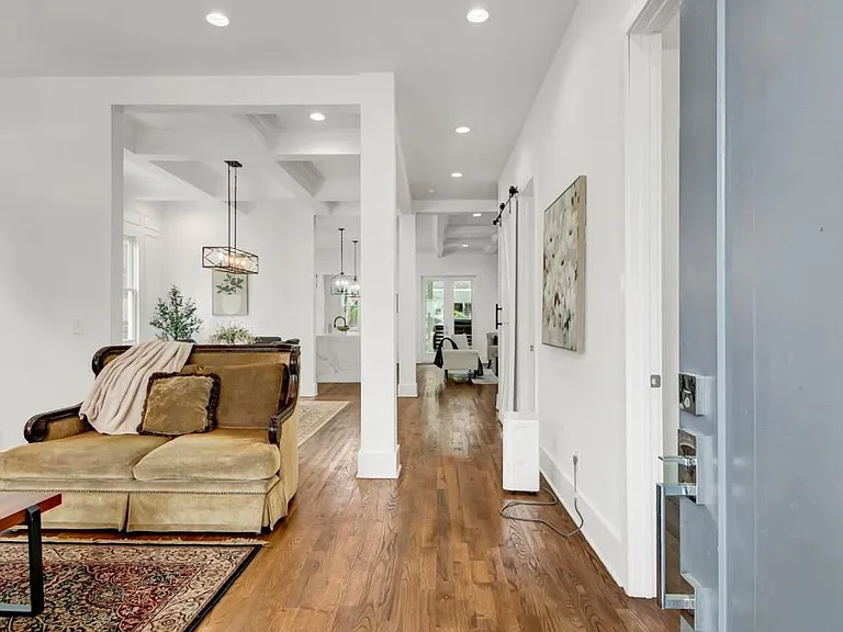 1442 Mercer Ave — Photo 3