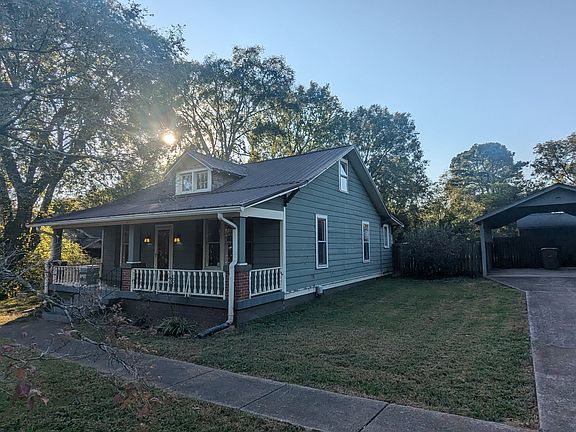Full covered front porch, room for a swing, afternoon cocktails. Friendly and quiet side street walking distance to many East Nashville hotspots.